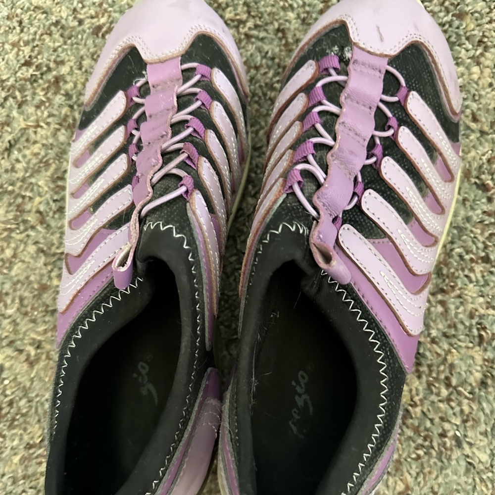 Capezio Snakespine dance sneakers, size 8